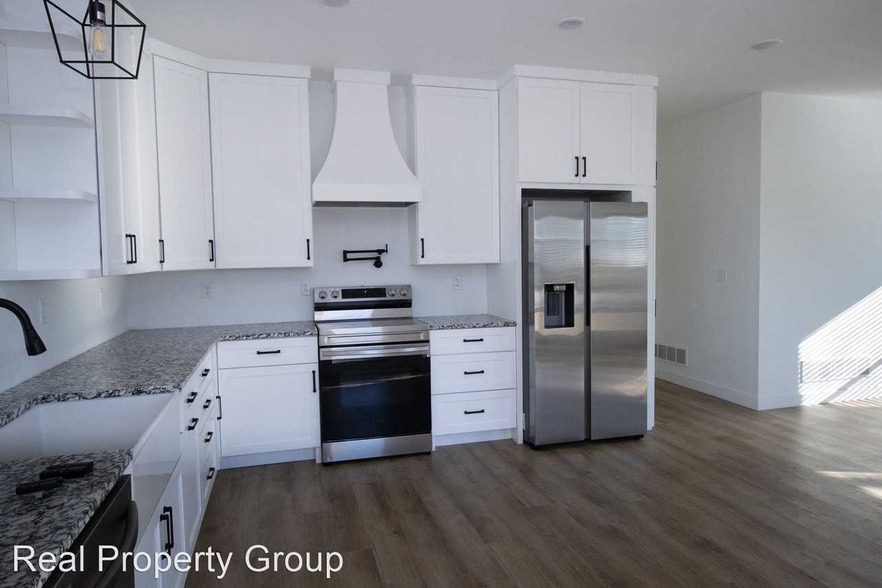 204 Bass St - Photo 2 of 15