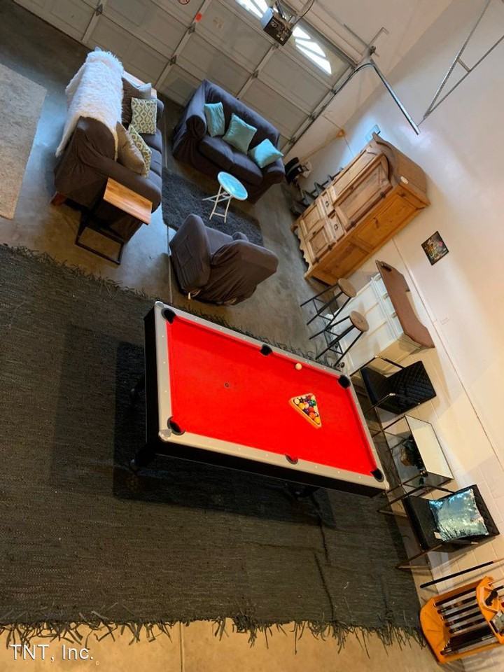 4921 N Reavis Dr - Photo 3 of 36