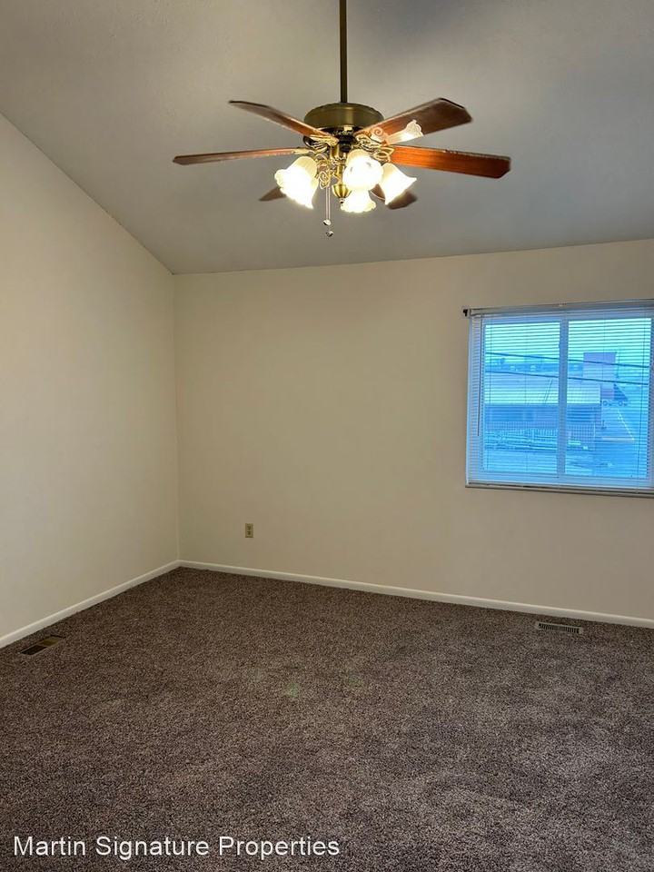 2528 W Village Dr - Photo 3 of 8