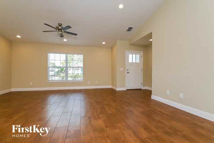 201 Madalyn Ct - Photo 2 of 15