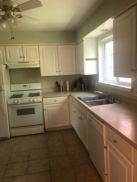 447 Fox Hills Dr N - Photo 3 of 31