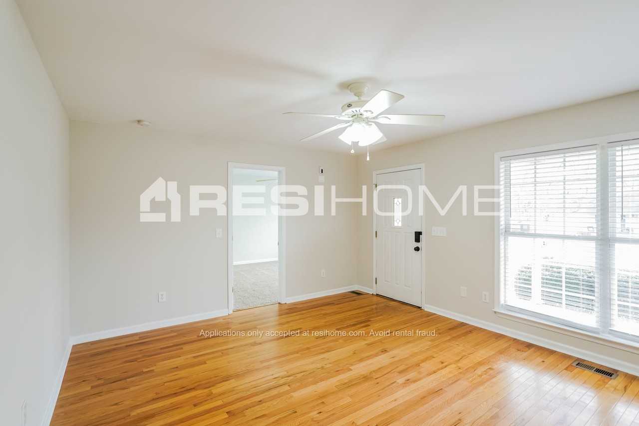 1607 Wellington Dr - Photo 3 of 18