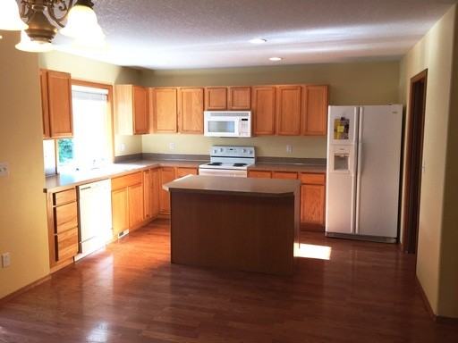 15506 NE 13th Way - Photo 3 of 10