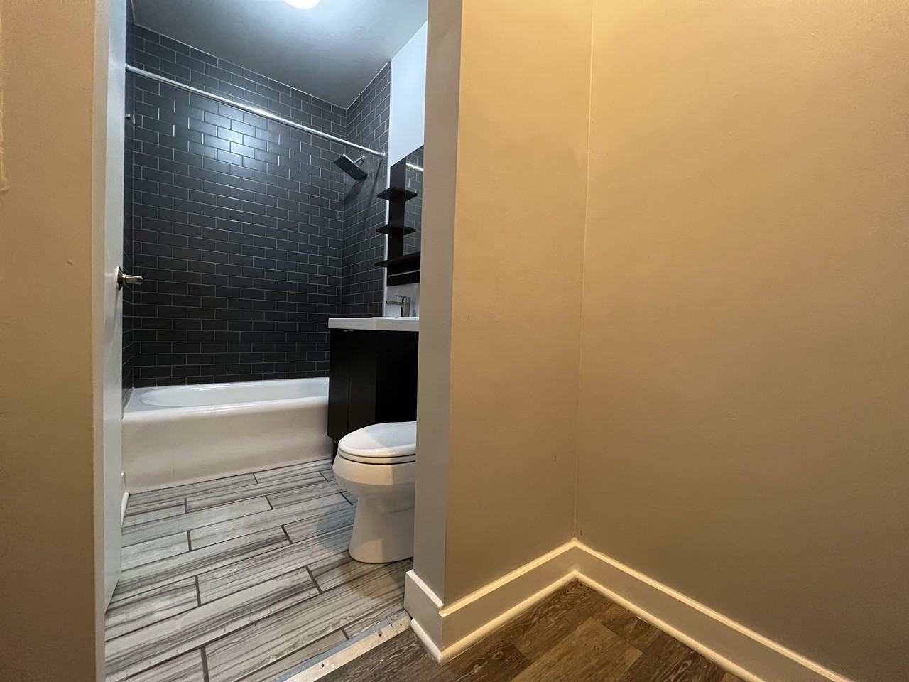 944 W Montrose Ave #306 - Photo 3 of 15