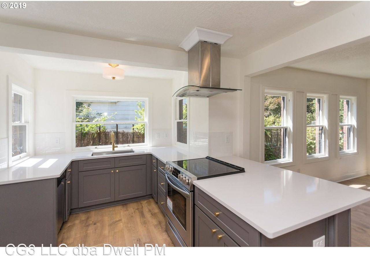 6532 Se 67th Ave - Photo 2 of 19
