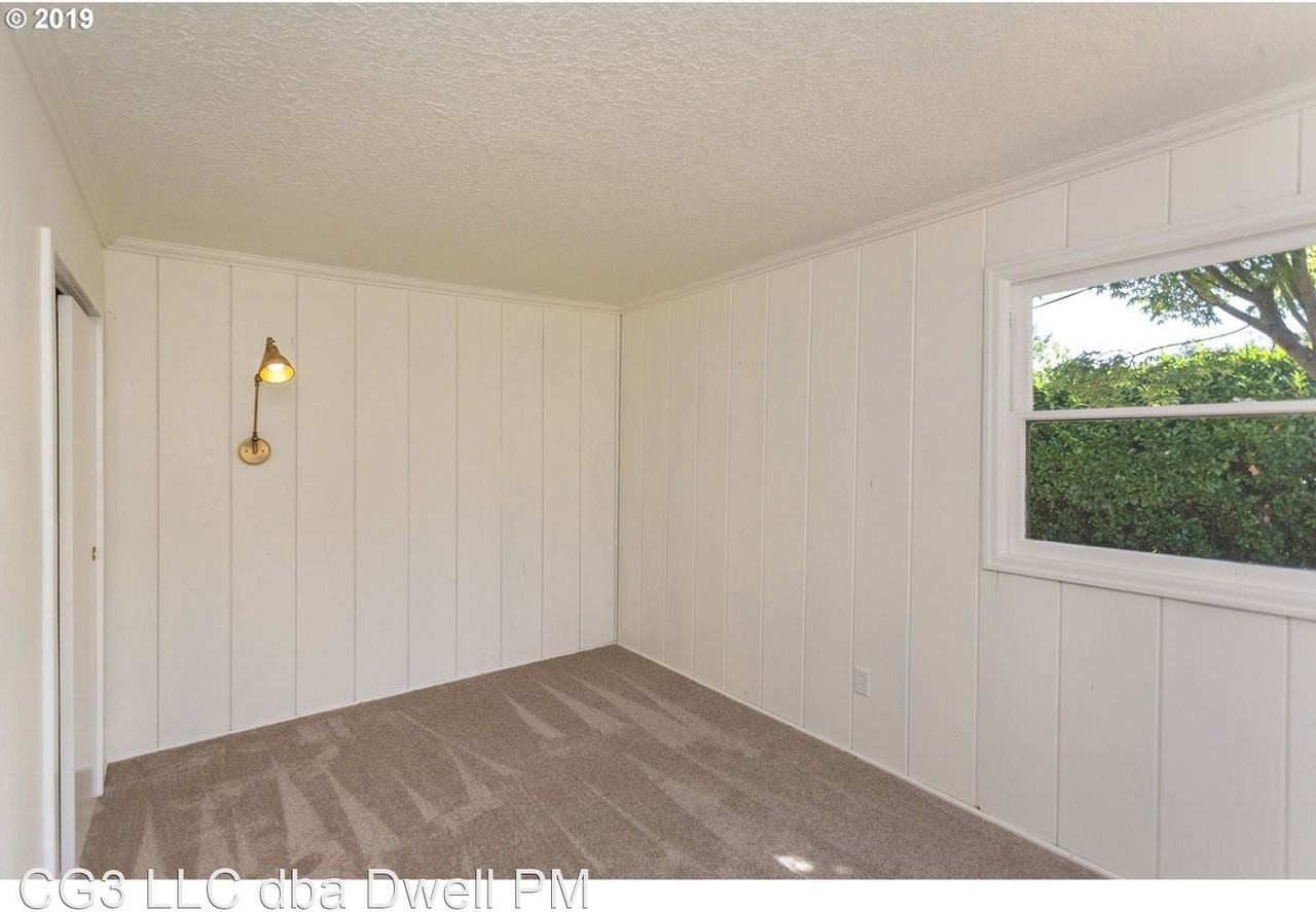 6532 Se 67th Ave - Photo 3 of 19
