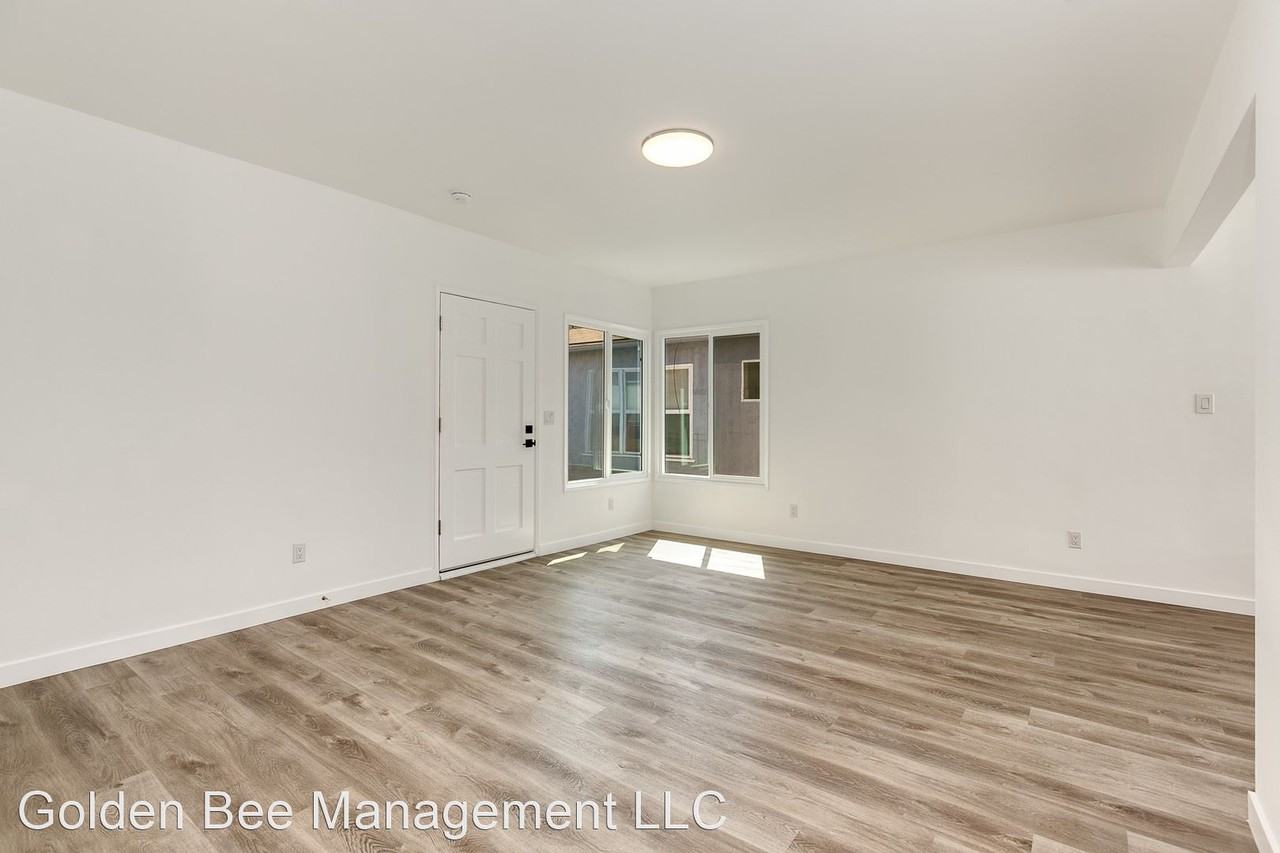 2071 Pine Ave - Photo 3 of 20