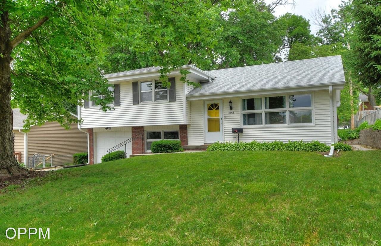 2912 S 117th St - Photo 2 of 28