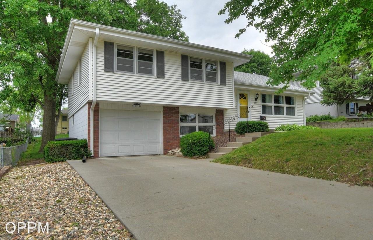 2912 S 117th St - Photo 3 of 28