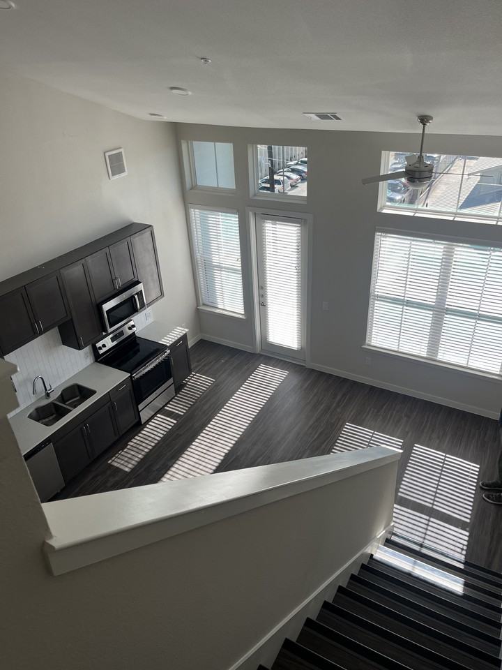 215 E CEVALLOS - Photo 2 of 8