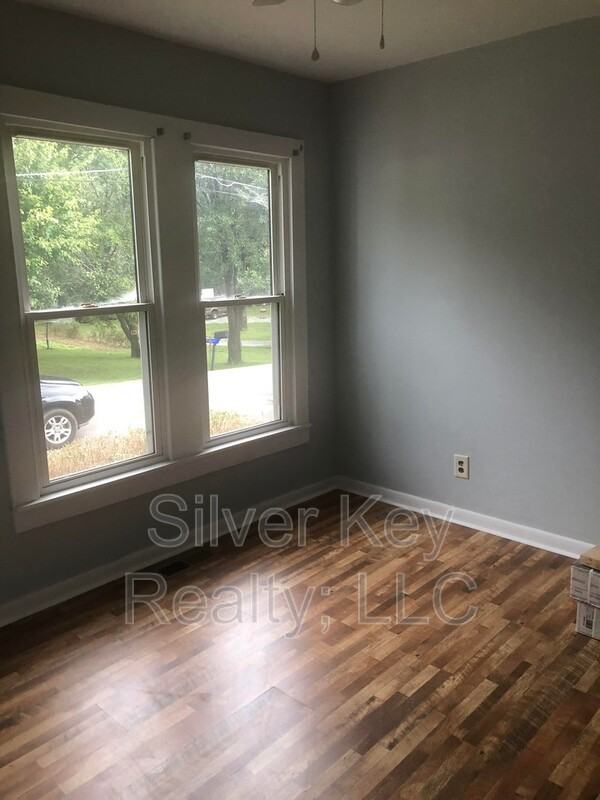 422 Walker St - Photo 5 of 10