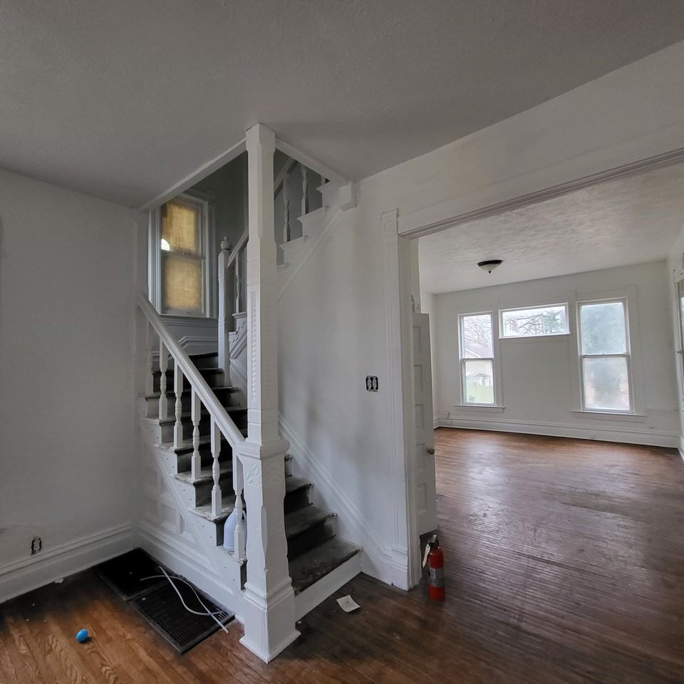 895 W Leafland Ave - Photo 3 of 10