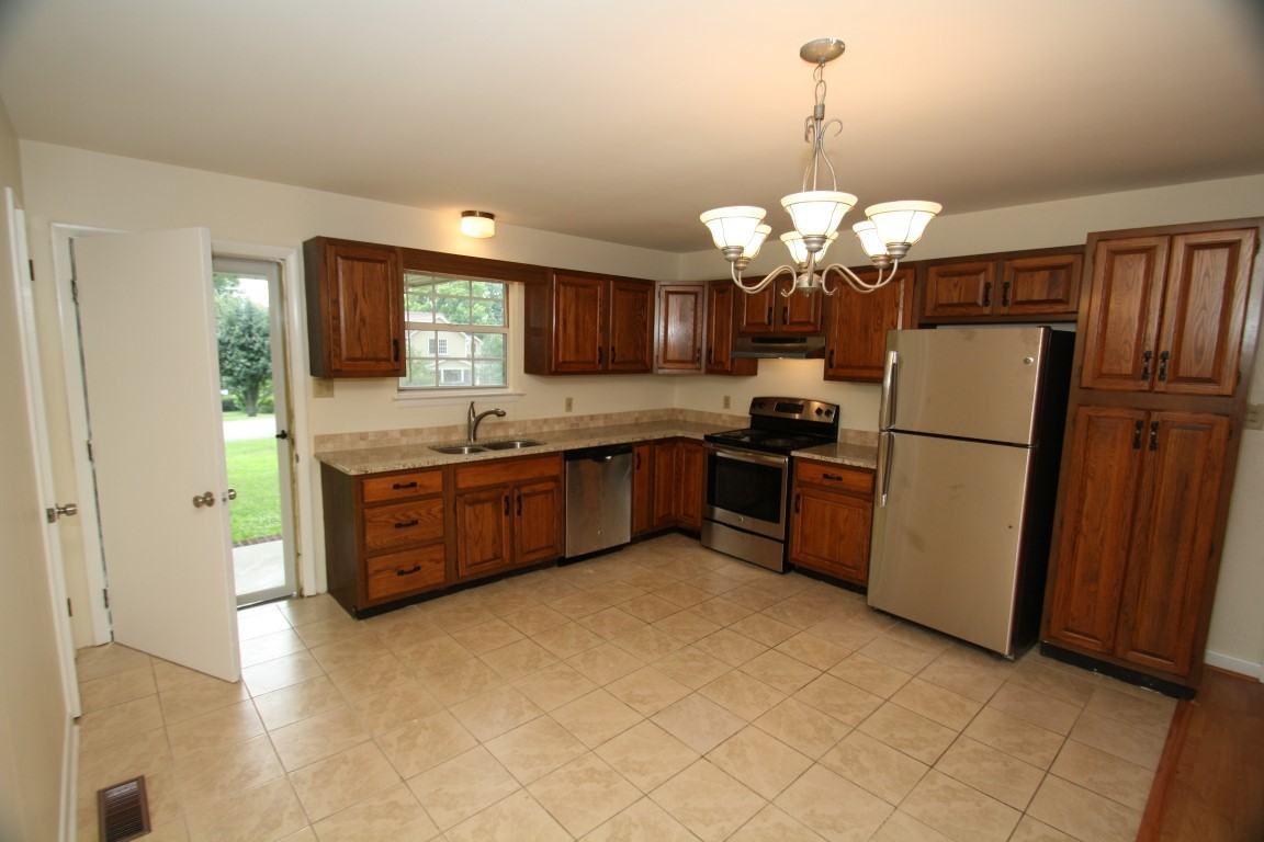 212 Fairway Dr - Photo 3 of 18