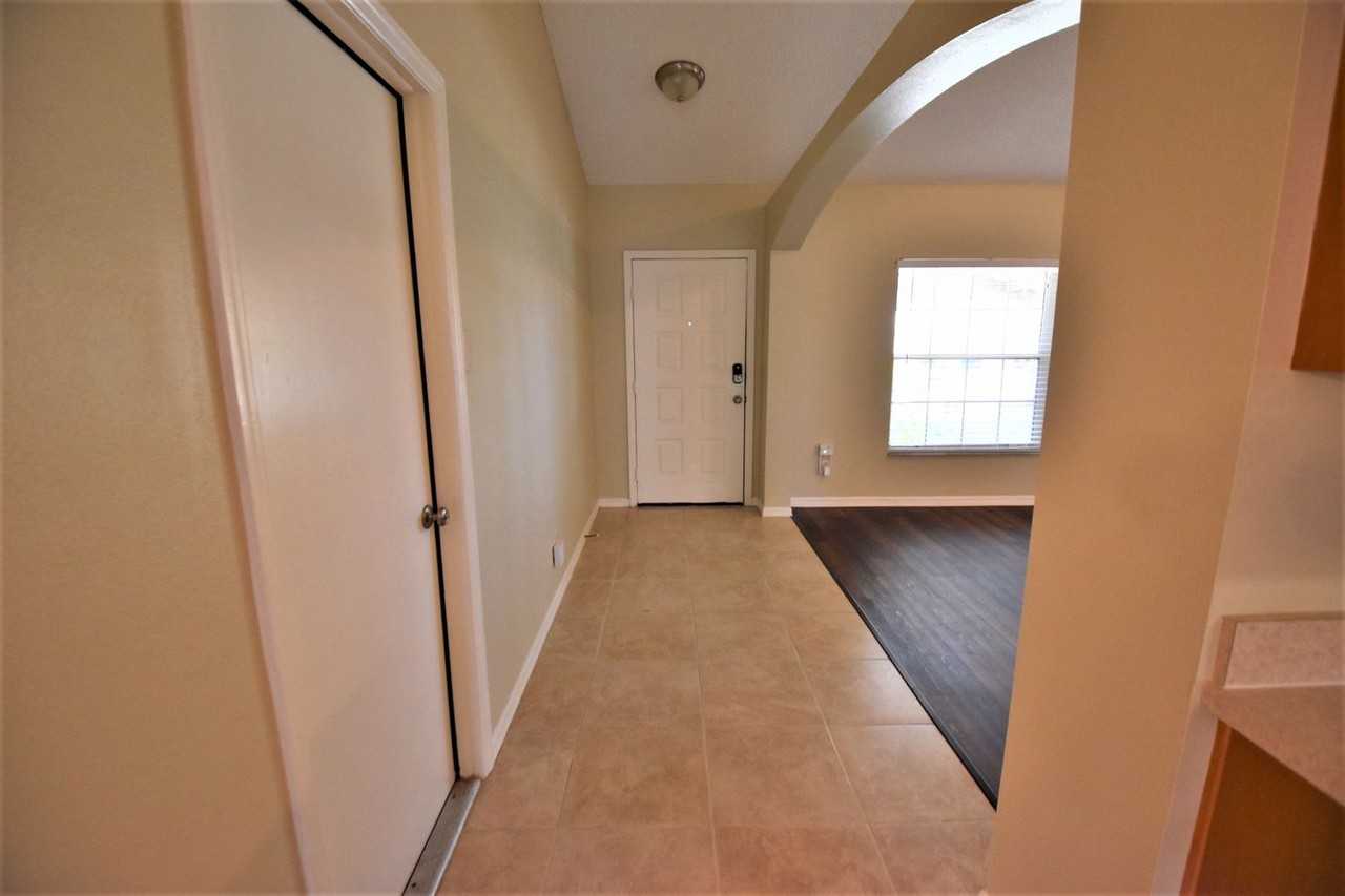 1004 Jacaranda Cir - Photo 2 of 8