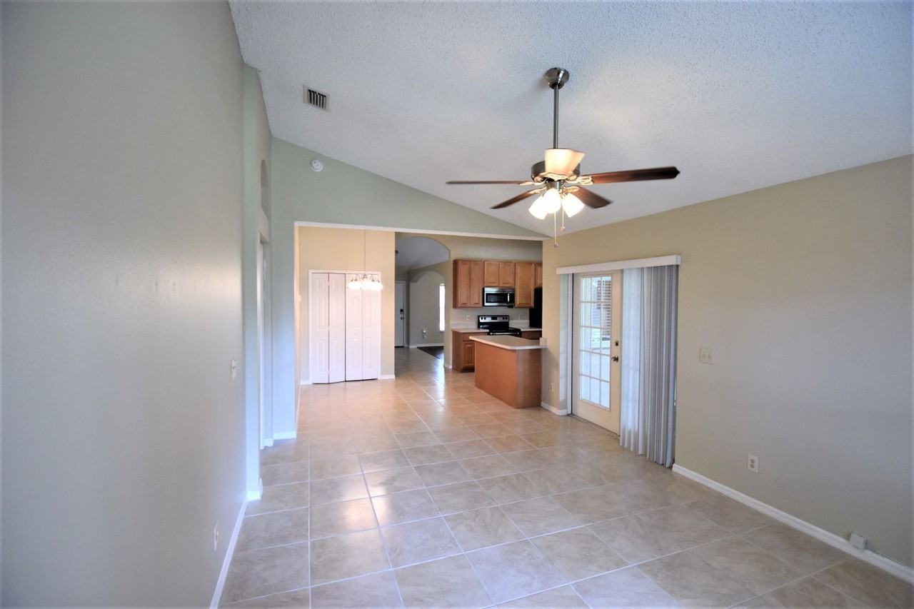 1004 Jacaranda Cir - Photo 3 of 8