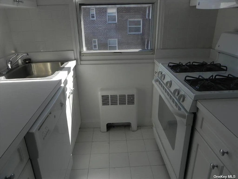 9 Schenck Ave - Photo 3 of 9