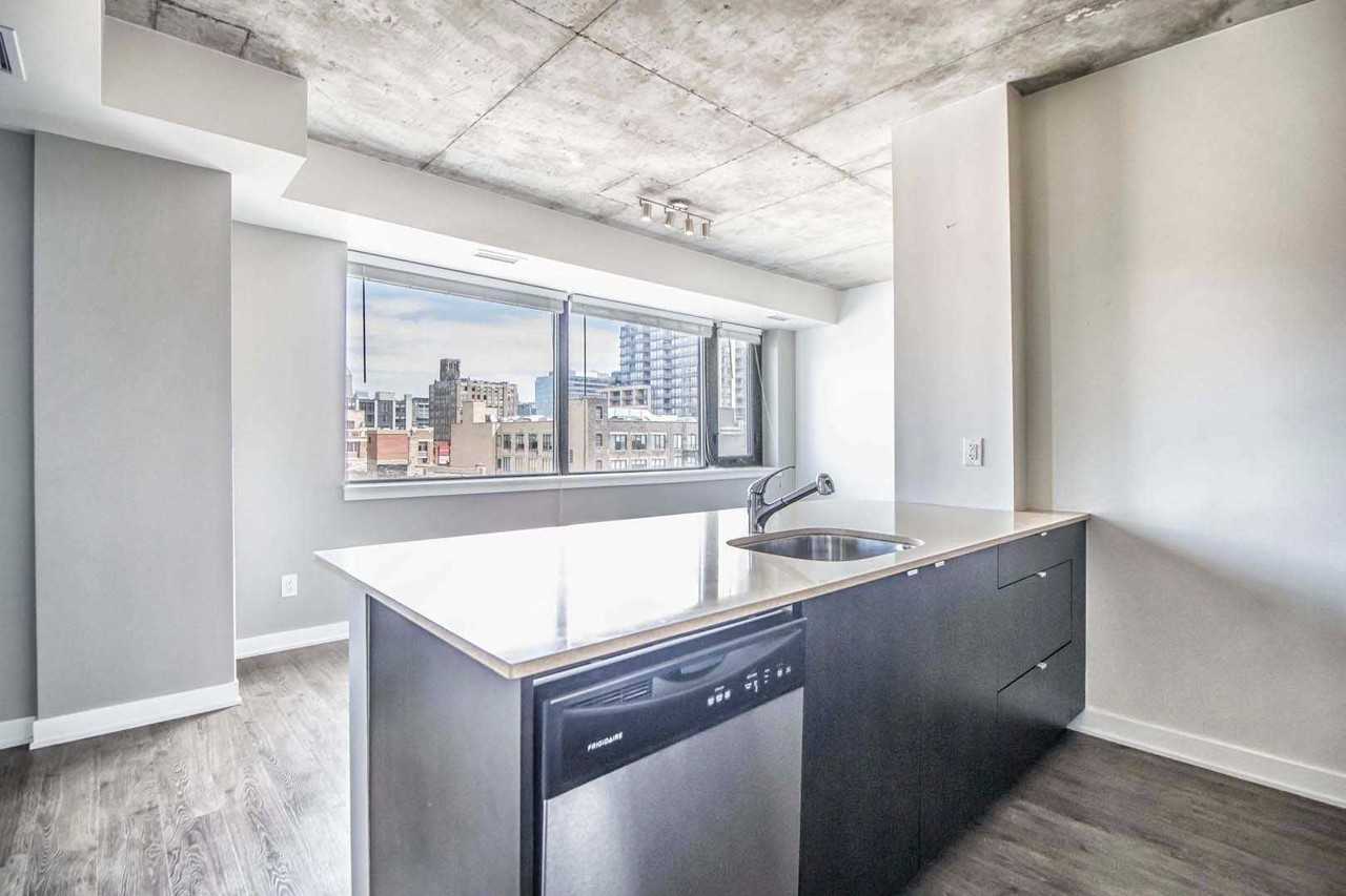 400 Wellington Street West #802