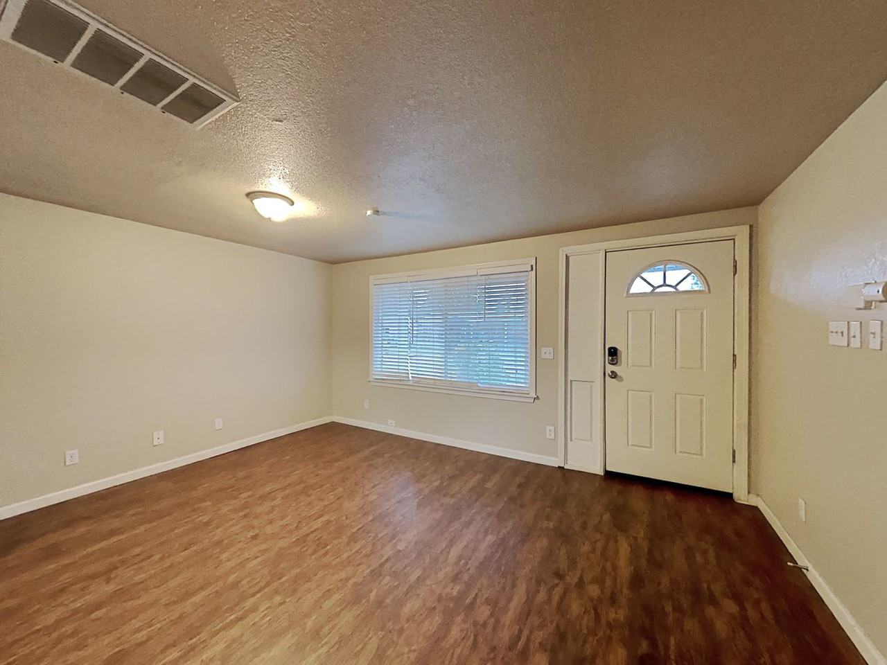 10519 Addison St Sw - Photo 3 of 19