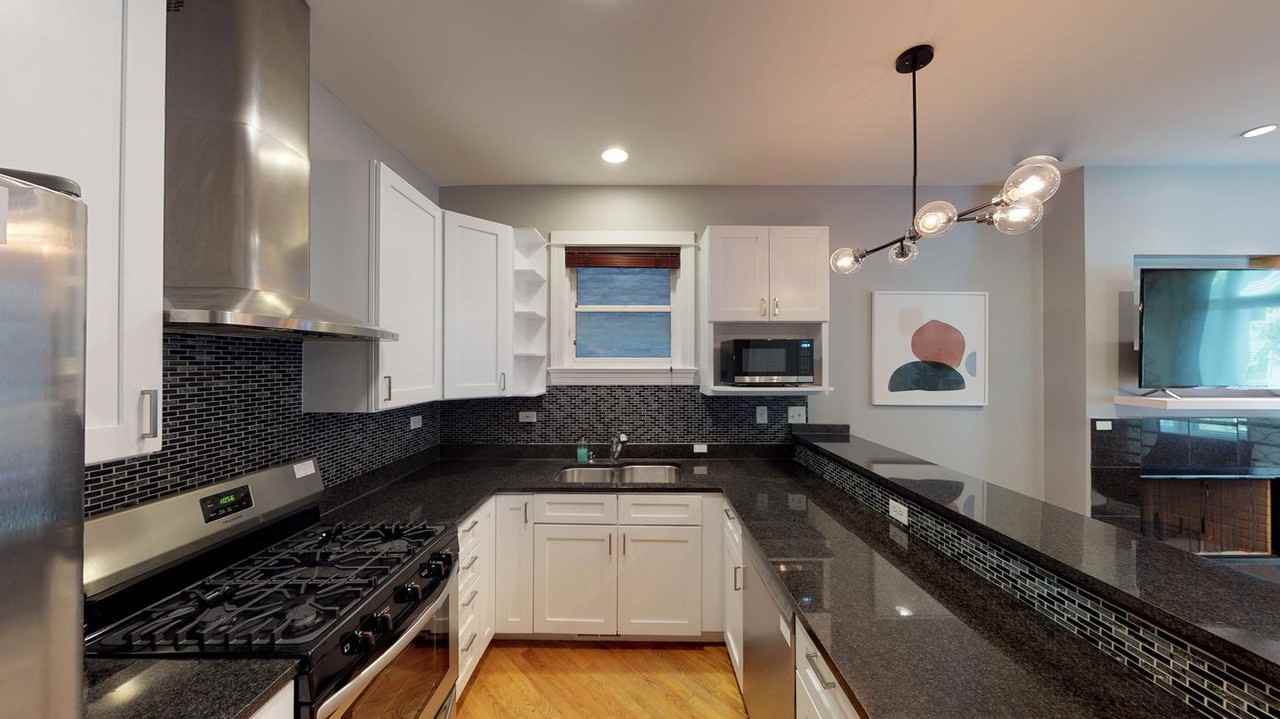 Delightful Logan Square home with incredible views - Photo 6 of 17