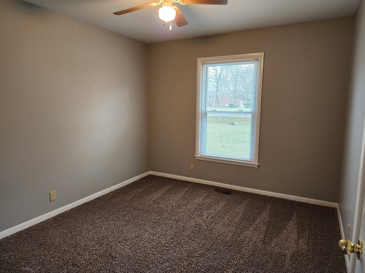 2221 Green Acres Dr - Photo 7 of 11