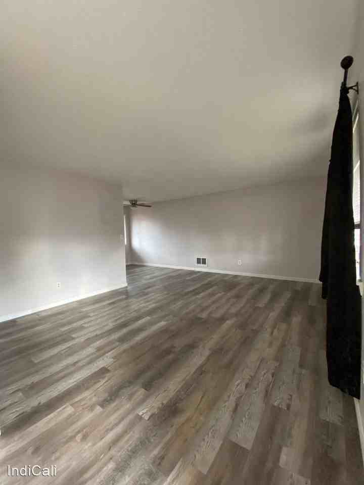 911 4th St - Photo 2 of 9