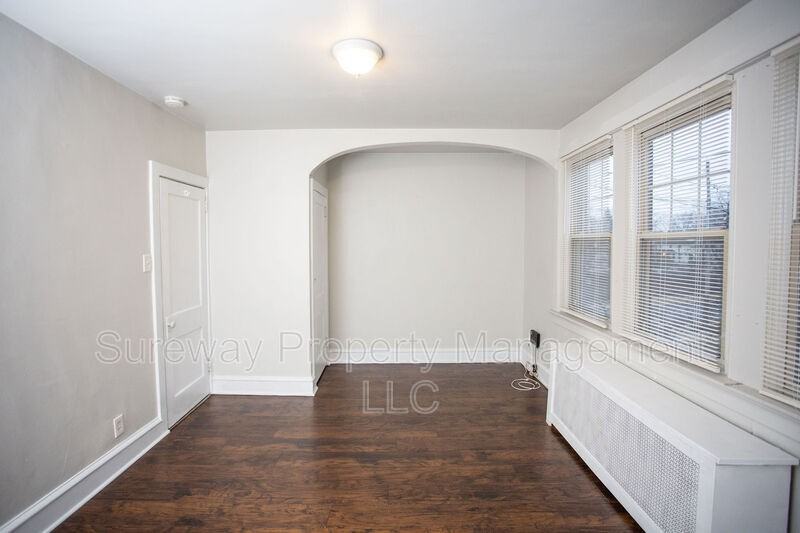 1034B Collings Ave - Photo 3 of 34