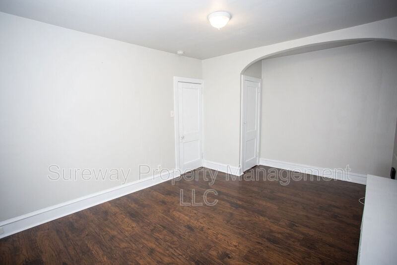 1034B Collings Ave - Photo 4 of 34