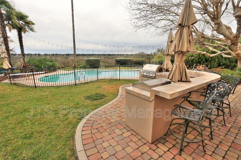 8520 Emperor Dr - Photo 5 of 40