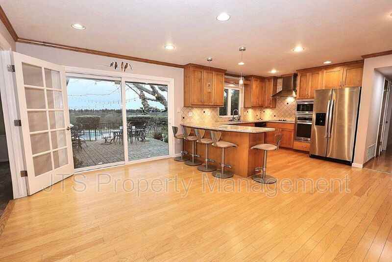 8520 Emperor Dr - Photo 7 of 40