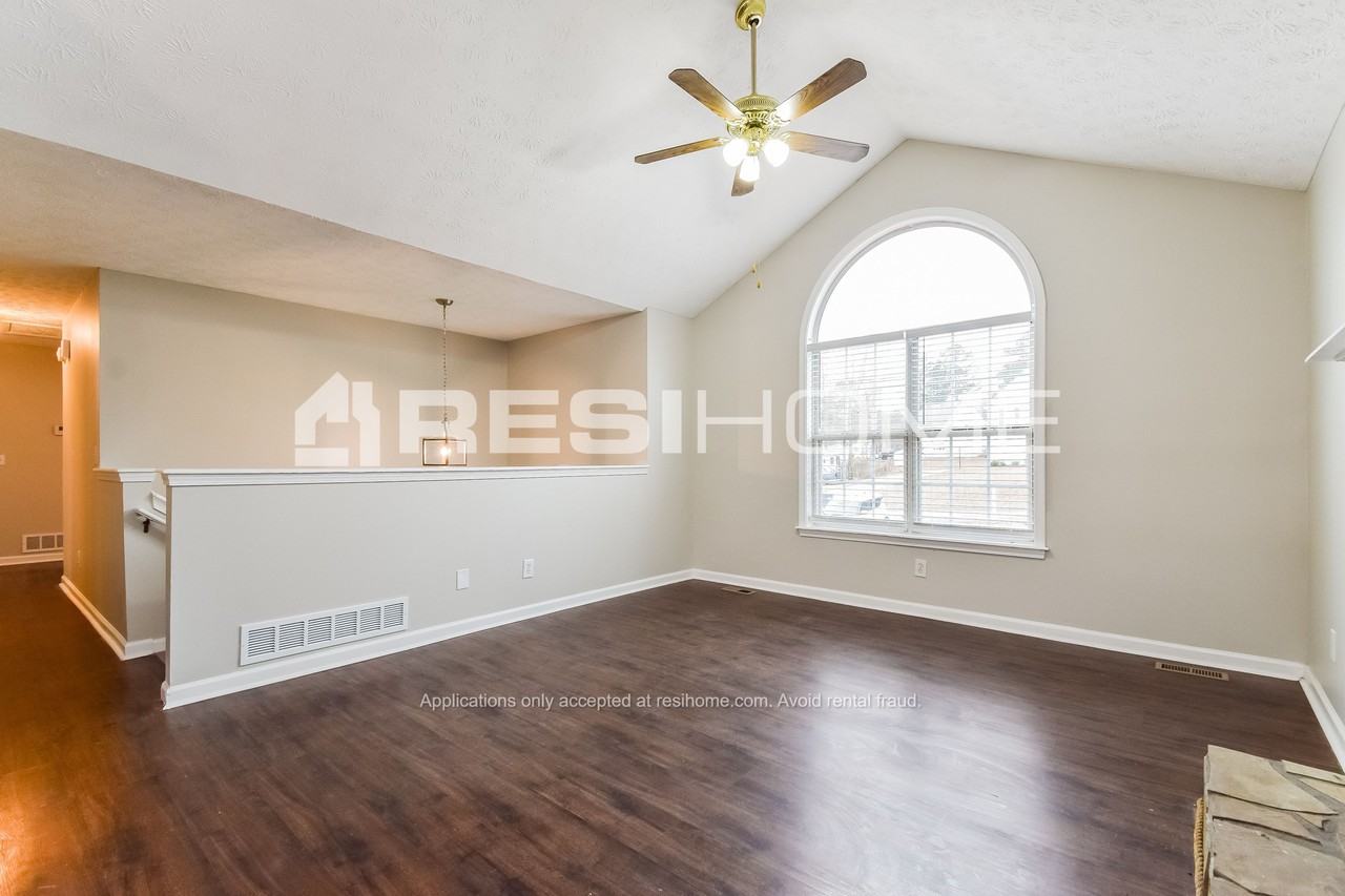 215 N Willow Ct - Photo 3 of 20