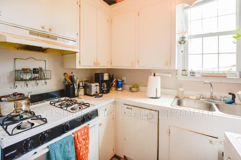 146 Line St #D - Photo 7 of 14