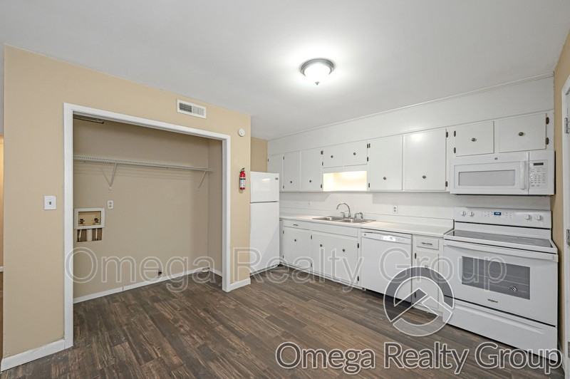 400 7th St E #1F - Photo 7 of 19