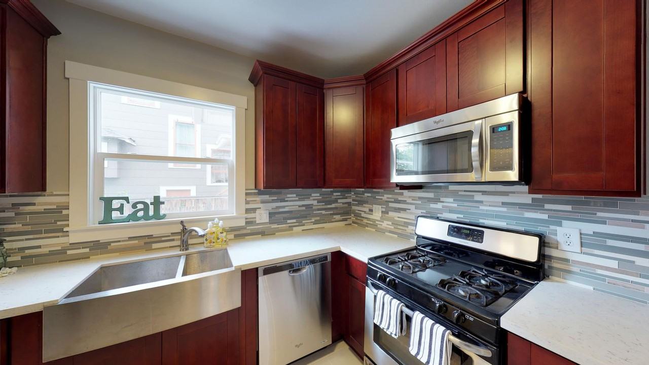 Beautiful Woodstock home with delightful back deck - Photo 7 of 16