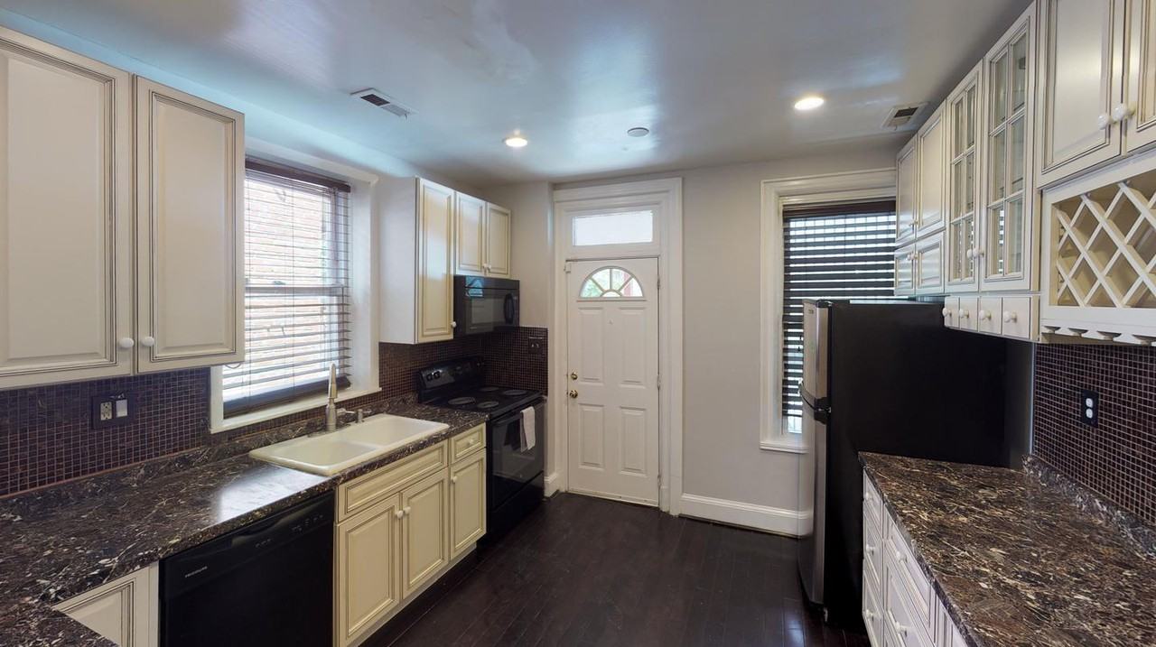 Beautiful Bloomingdale home with amazing city views - Photo 5 of 16