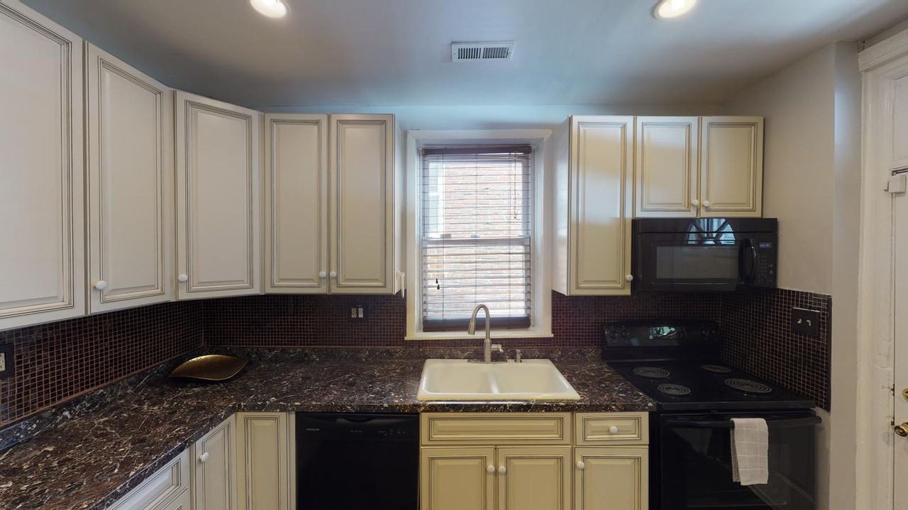 Beautiful Bloomingdale home with amazing city views - Photo 6 of 16