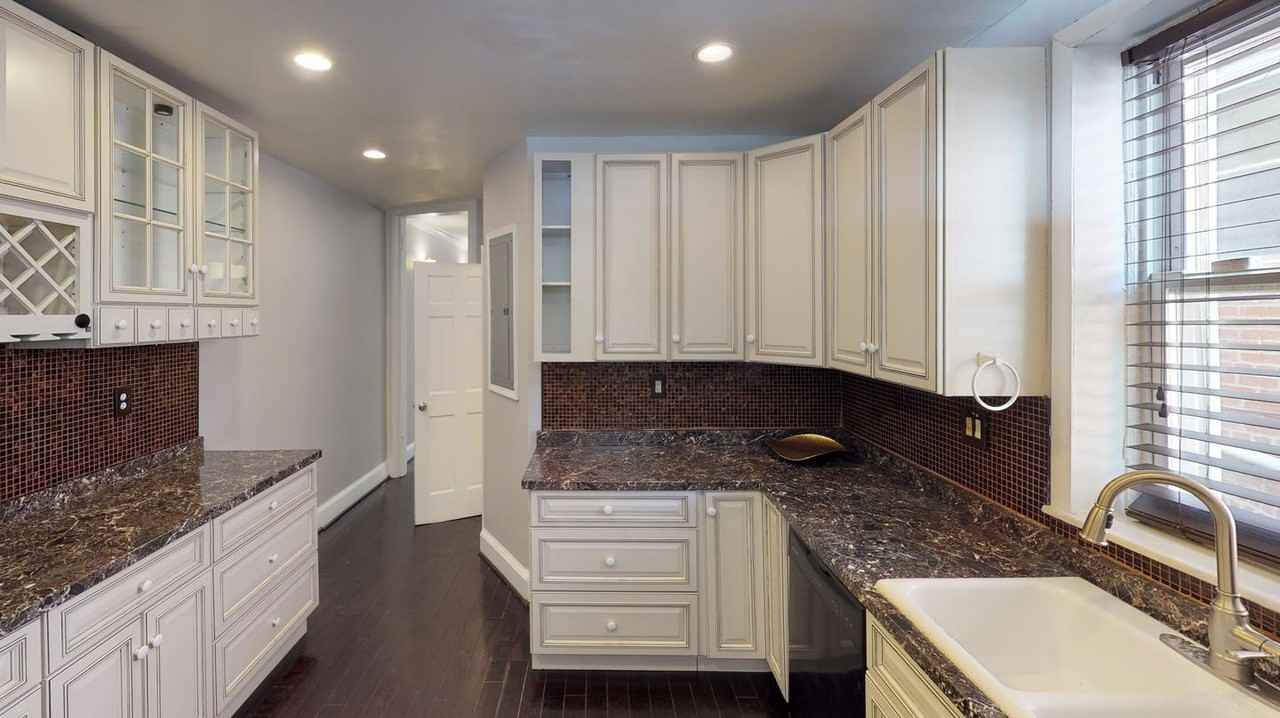 Beautiful Bloomingdale home with amazing city views - Photo 7 of 16