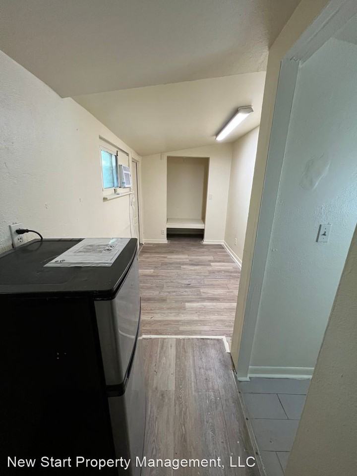 602 26th St W - Photo 3 of 6