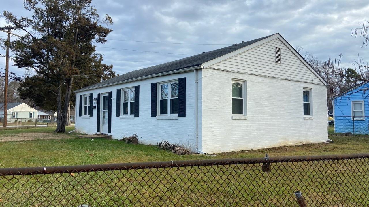 1800 Saunders Way - Photo 2 of 13