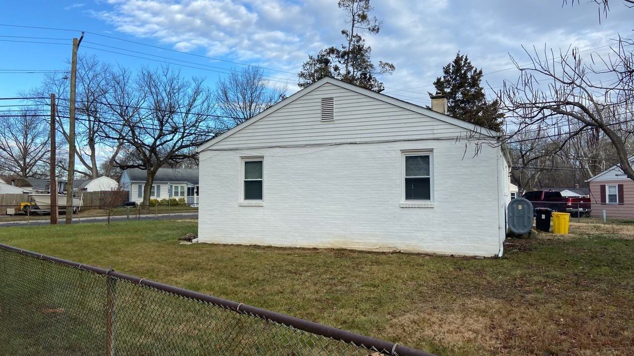 1800 Saunders Way - Photo 3 of 13