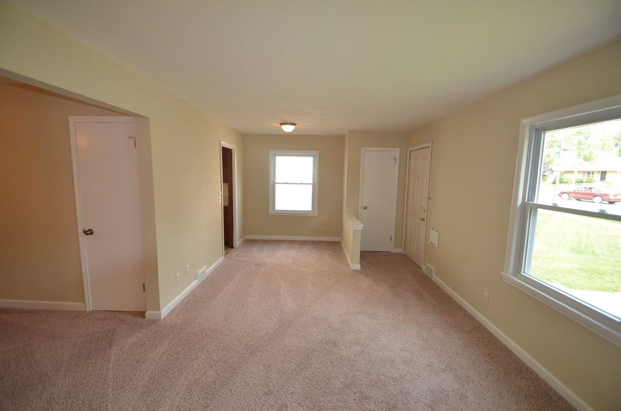 1668 Iowa Ave E - Photo 3 of 19