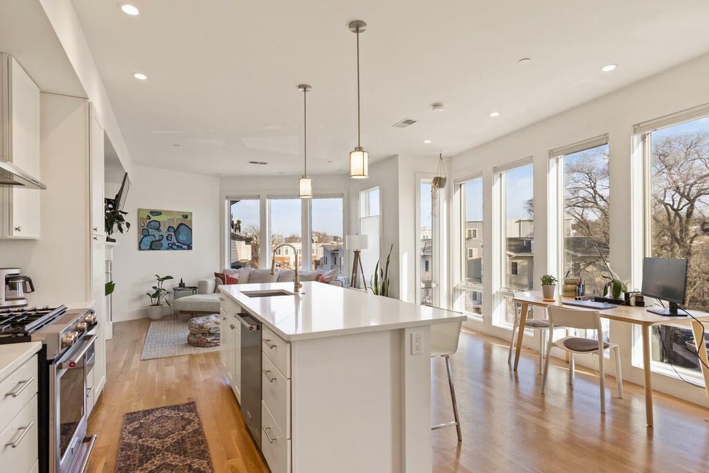 283 Old Colony Ave #3 - Photo 2 of 9