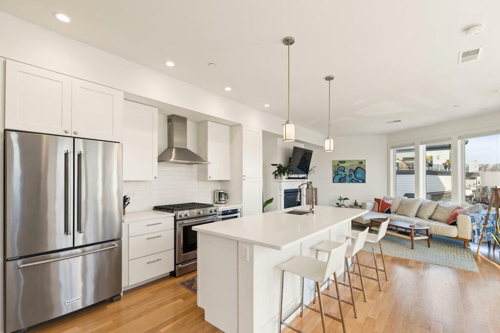 283 Old Colony Ave #3 - Photo 3 of 9