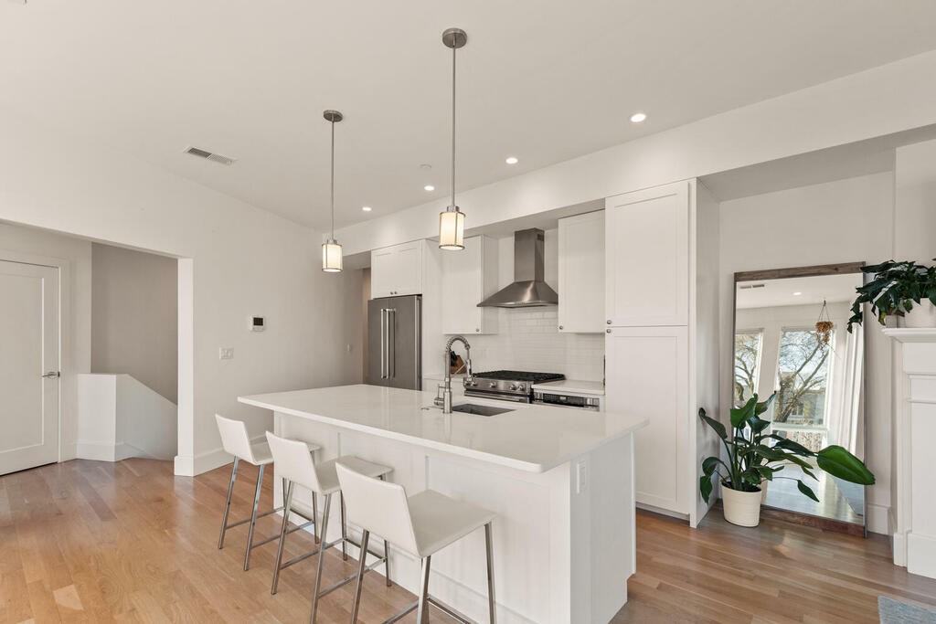 283 Old Colony Ave #3 - Photo 4 of 9