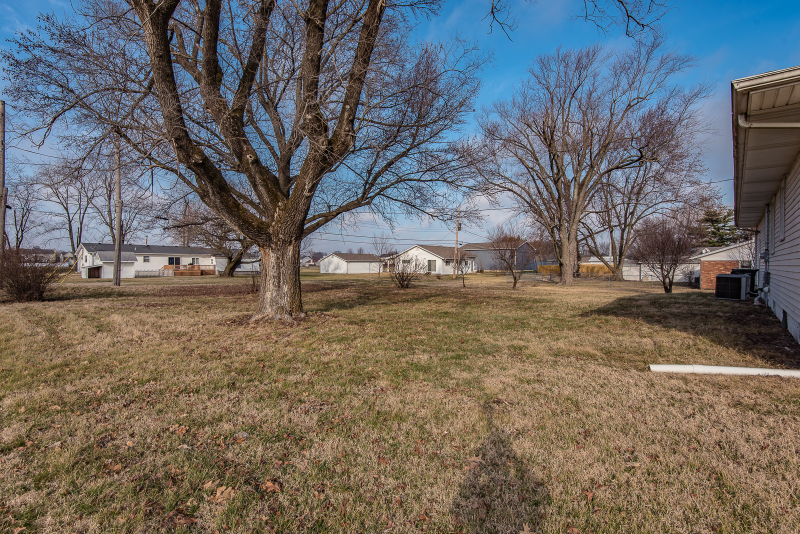 6009 Old Collinsville Rd - Photo 3 of 33
