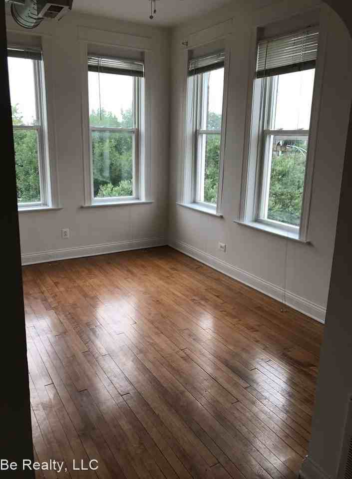 2101 S Marshall Blvd - Photo 2 of 16