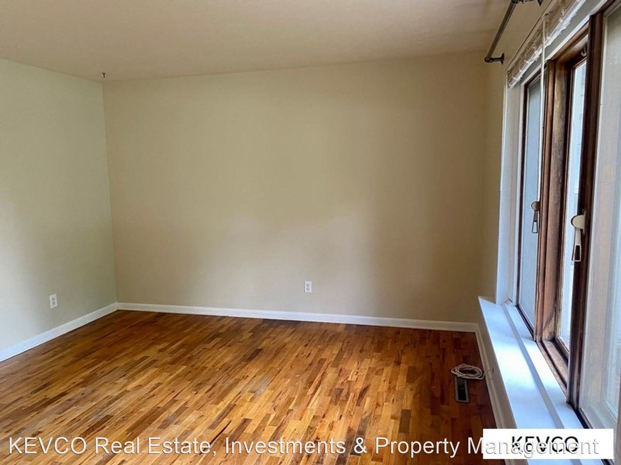 1100-1102 Castlerock Dr - Photo 2 of 12