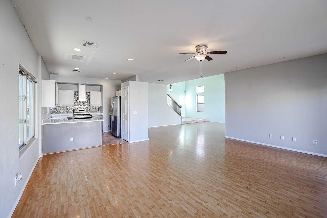 8818 W Hilton Ave - Photo 7 of 31