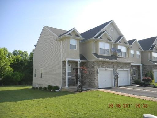 250 Maple Ct - Photo 2 of 7