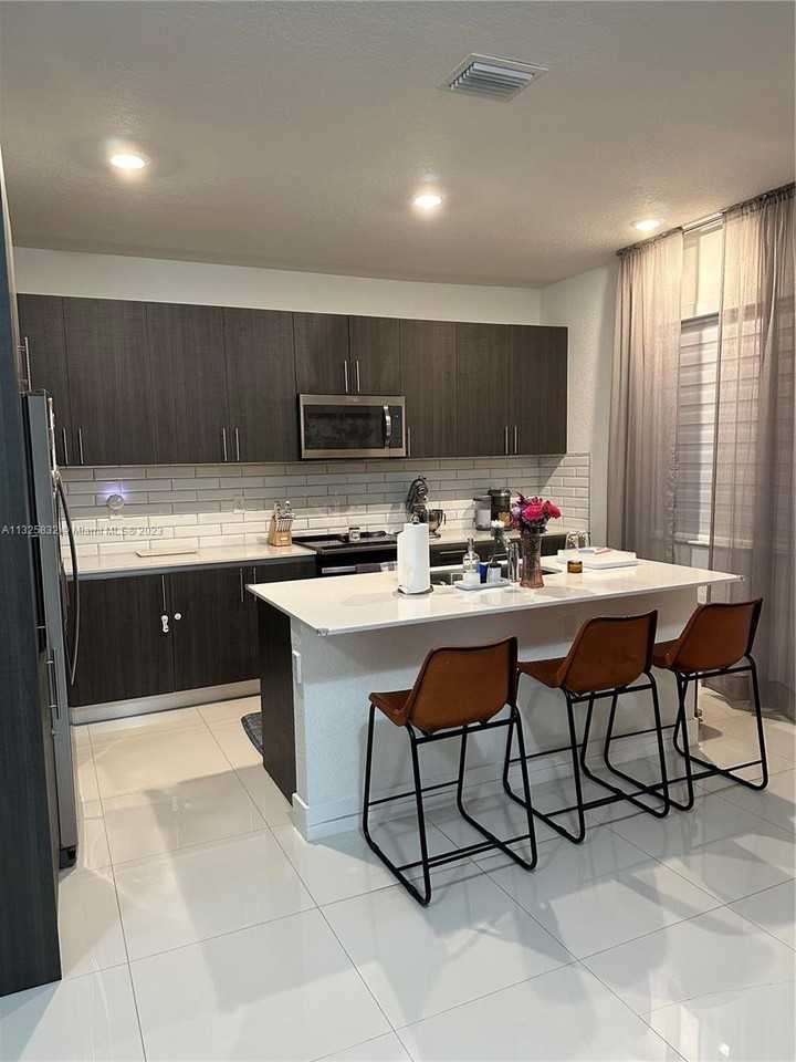 507 Sw 91st Ct #507 - Photo 2 of 8