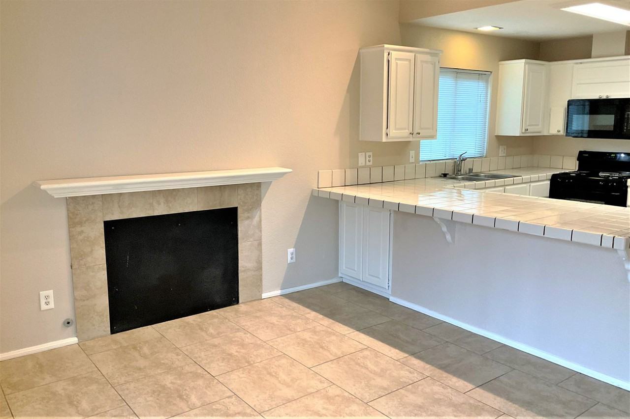 4921 Lake Park Ct - Photo 2 of 18